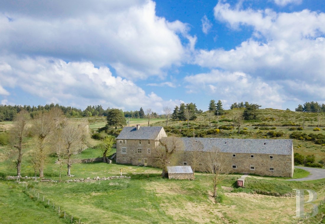En Lozère, à l’entrée du plateau de l’Aubrac, une ancienne ferme et son pigeonnier  - photo  n°4